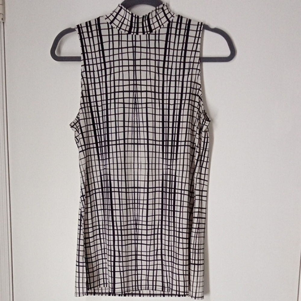Ladies Worthington Black and White Mock Turtleneck Sleeveless Top